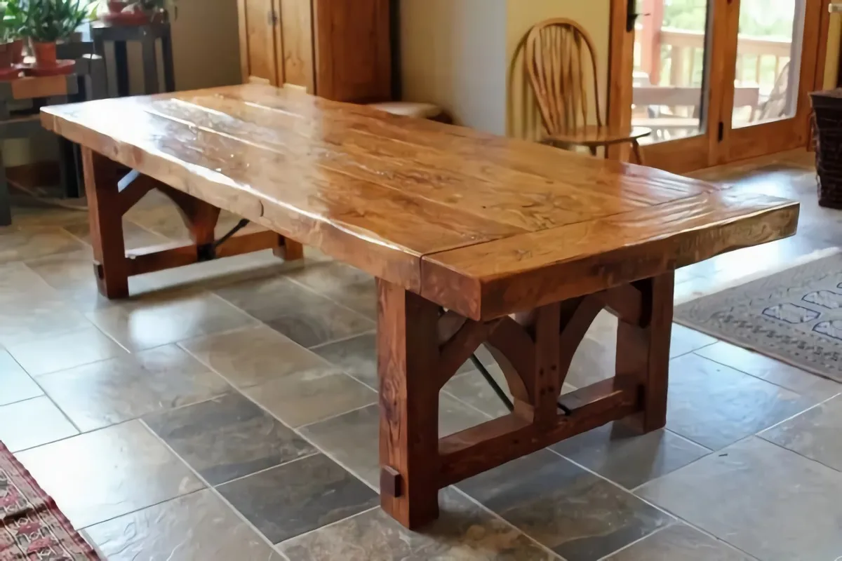 mettre une nappe sur la table vieille table en bois