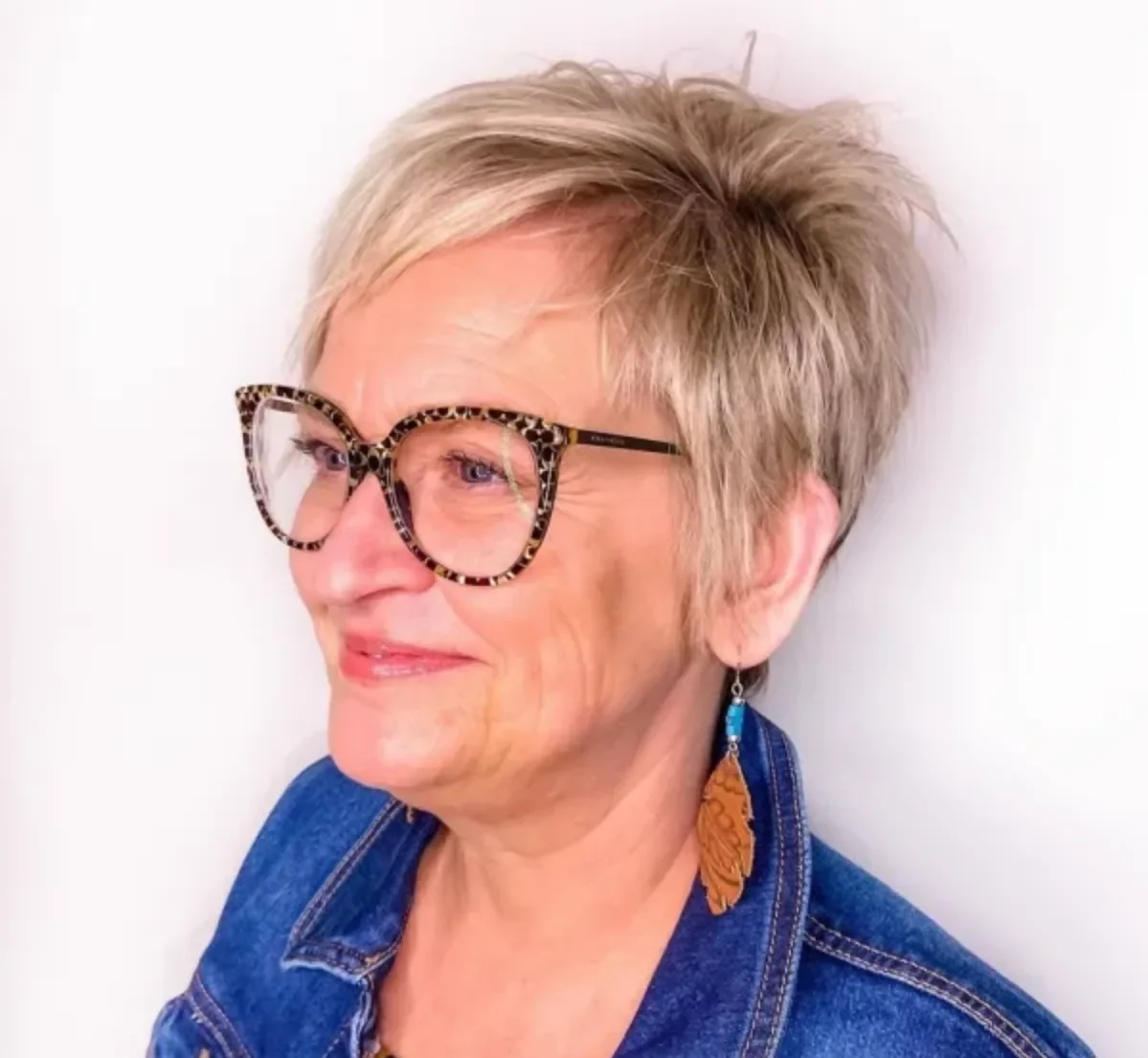 modèle de coupe courte pour cheveux fins et plats coupe courte pour femme 60 ans avec lunettes