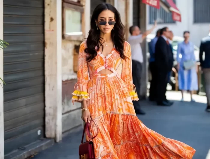 mode femme 50 ans femme en robe orange boheme