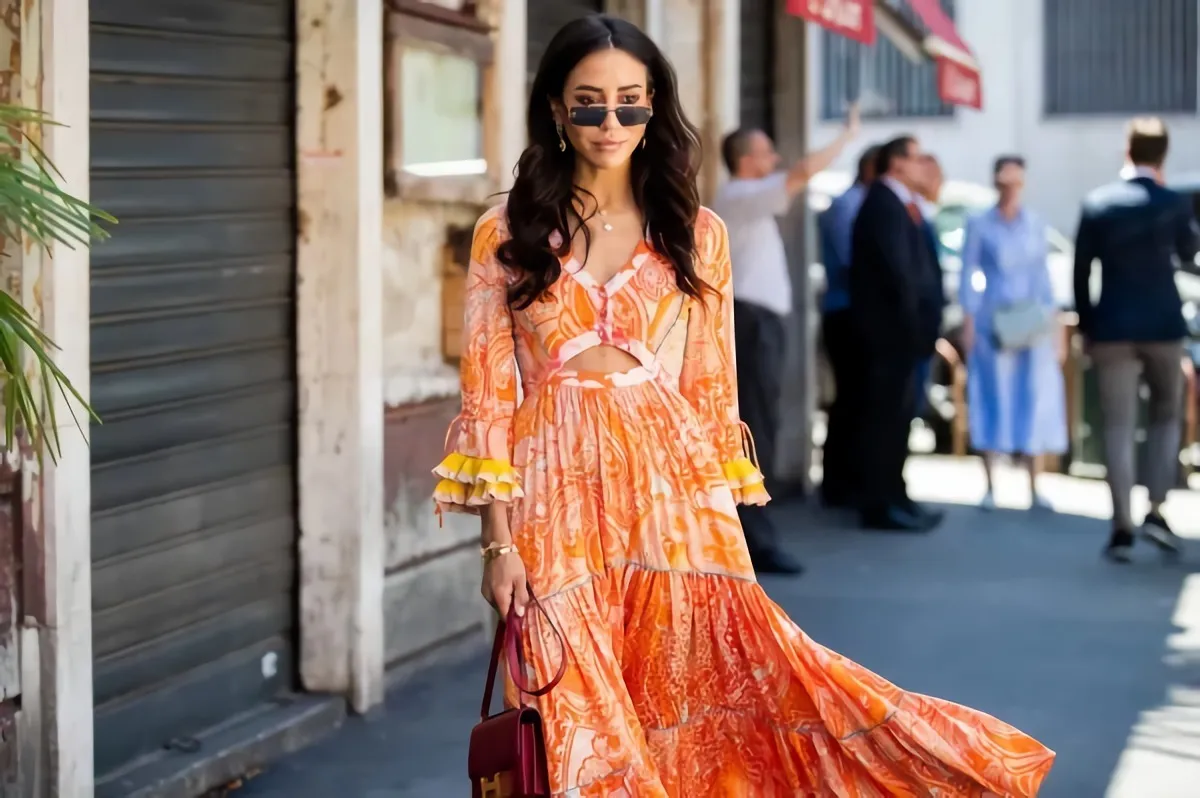 mode femme 50 ans femme en robe orange boheme