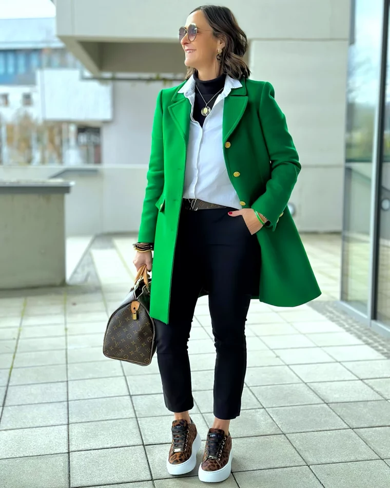 mode femme 50 ans manteau vert jean noir baskets