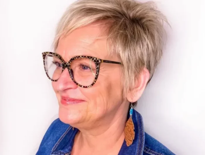 modèle de coupe courte pour cheveux fins et plats coupe courte pour femme 60 ans avec lunettes