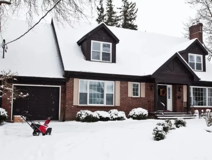 ne pas marcher sur la pelouse jardin en hiver neige