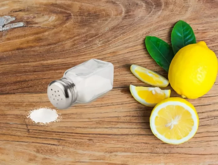 nettoyer une lanche à découper avec du citron et du sel