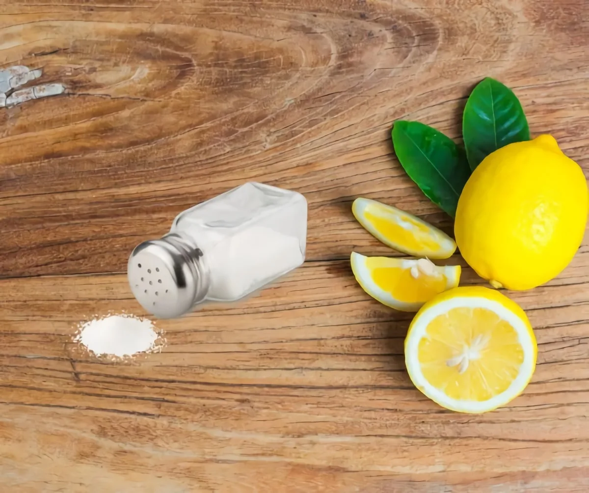 nettoyer une lanche à découper avec du citron et du sel