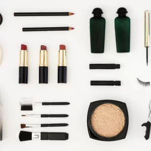 La méthode de rangement de Marie Kondo : 5 conseils pour organiser votre trousse à cosmétiques