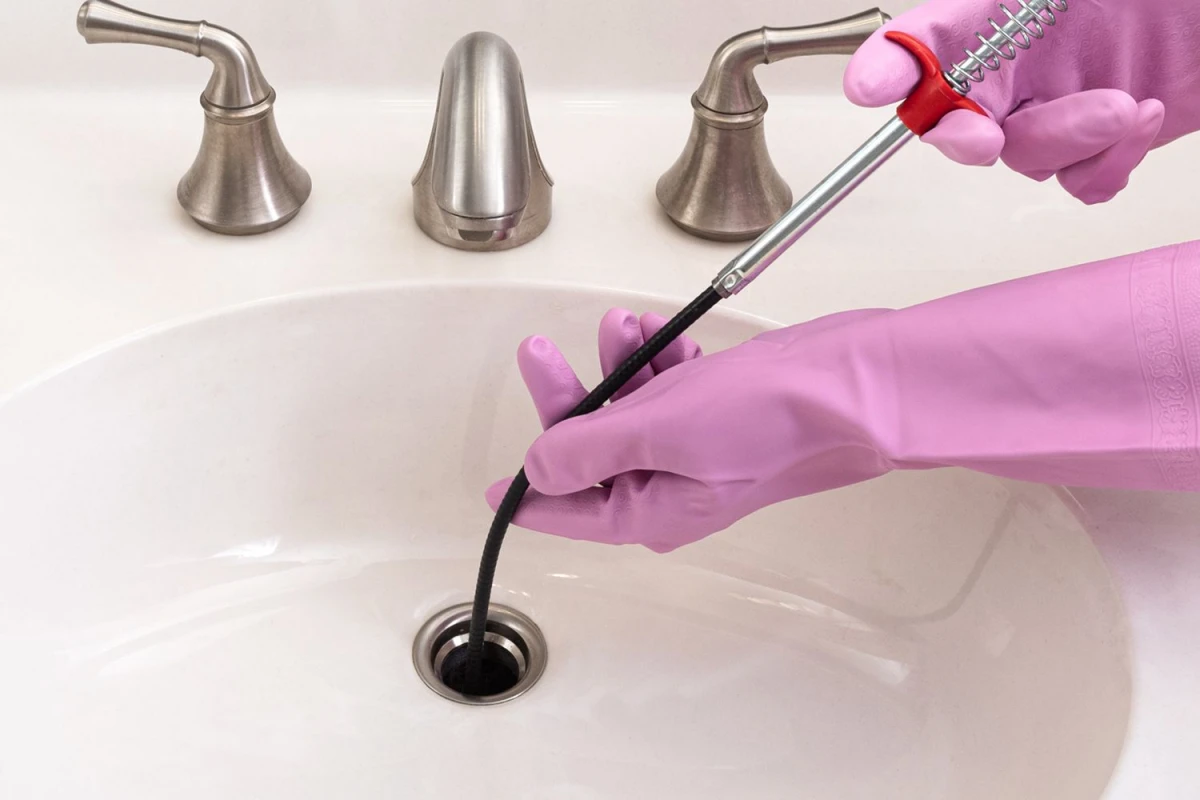 outil pour nettoyer la bonde de lavabo en profondeur gant rose