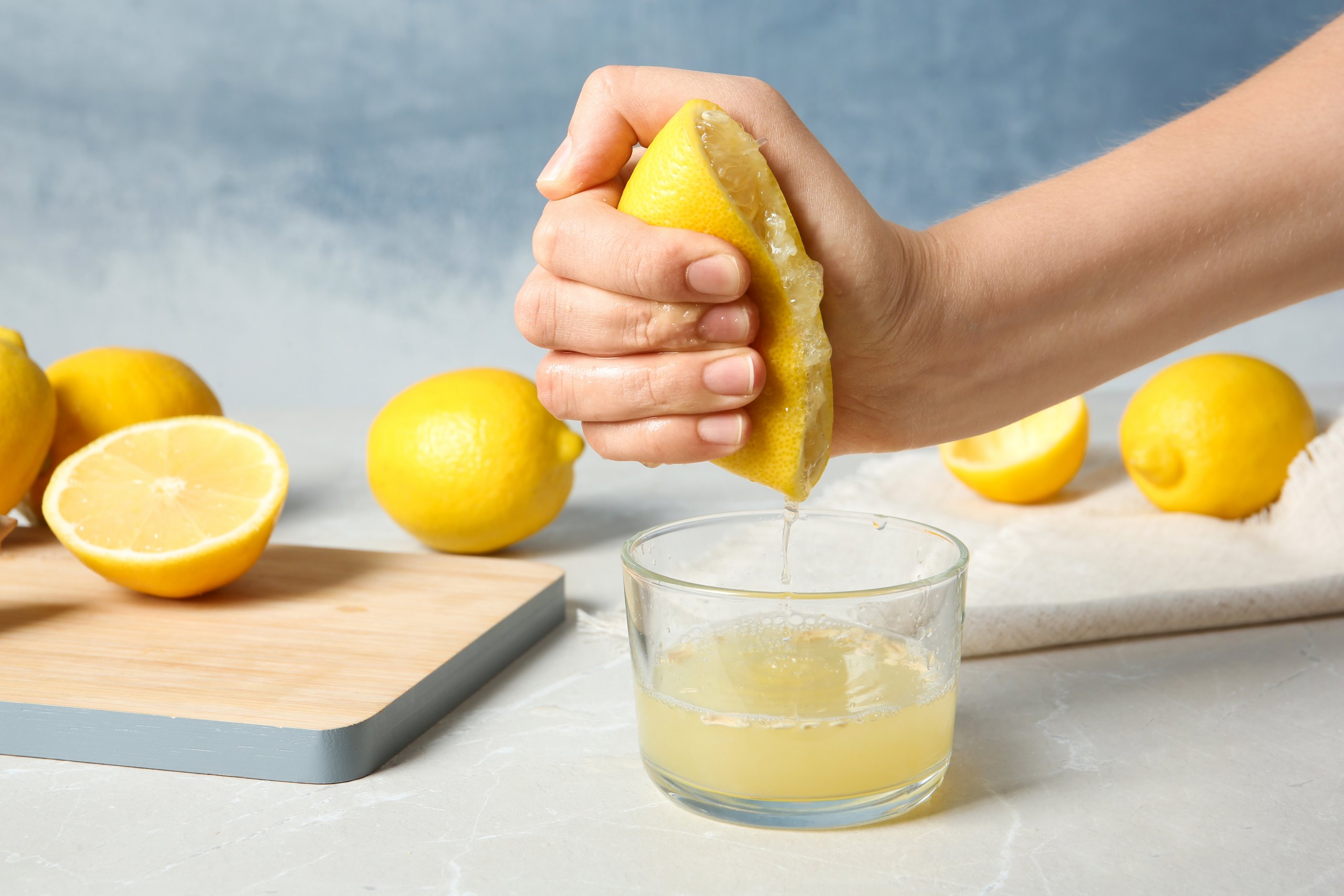 Сок лимона для лица. Выдавить лимон. Лимонный сок. Выжимает лимон. Свежевыжатый сок лимона.