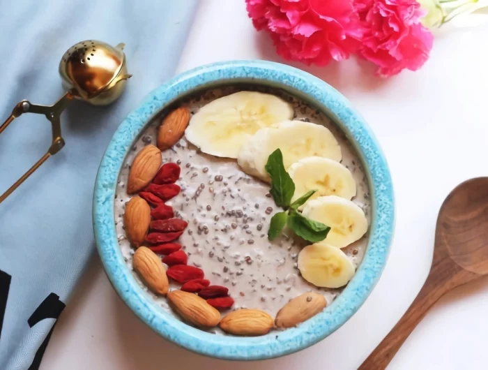 petit dejeuner sain bol avec des fruits cuilliere en bois