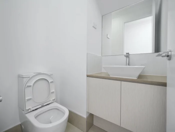petite salle de bain blanche moderne design cuvette wc
