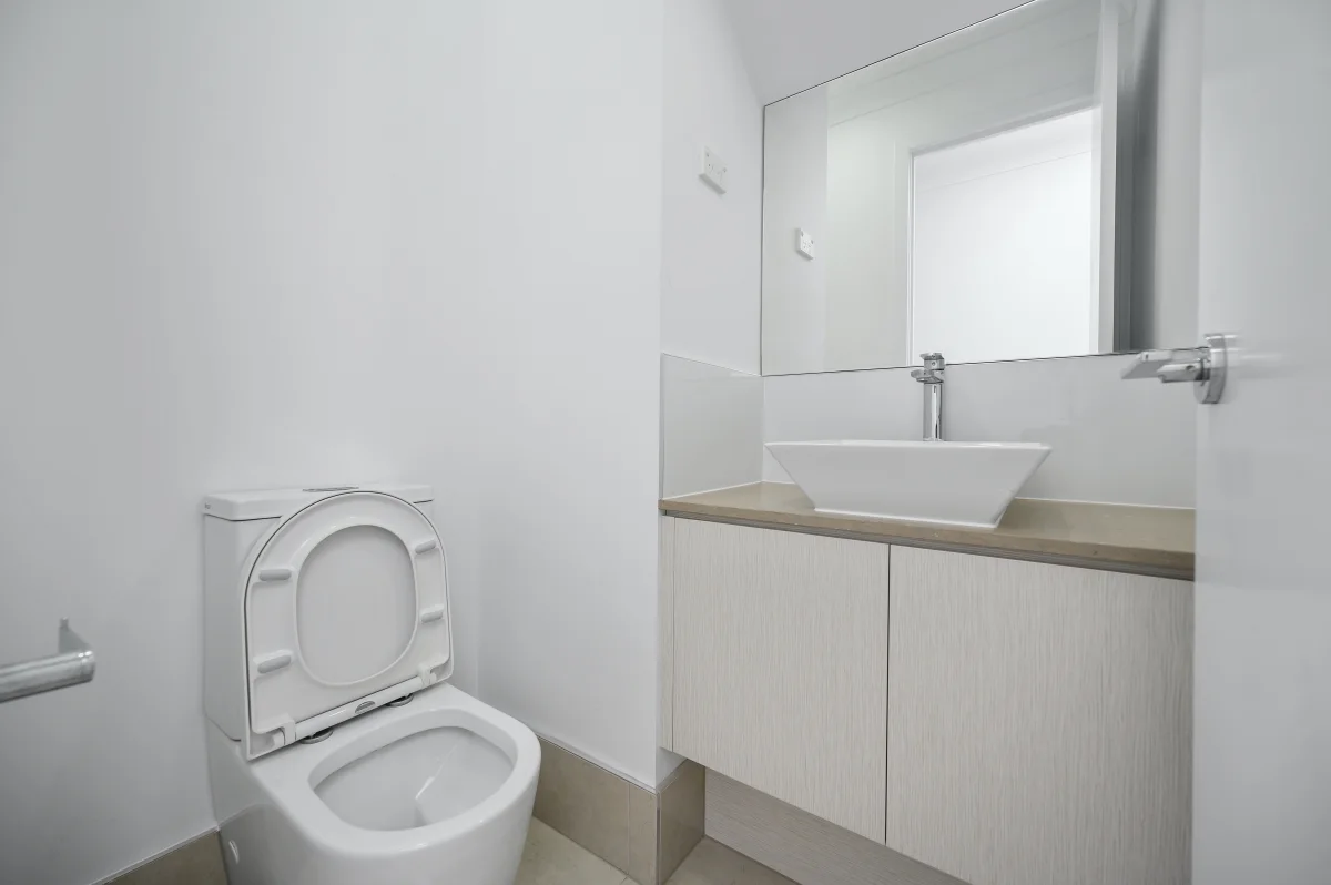 petite salle de bain blanche moderne design cuvette wc