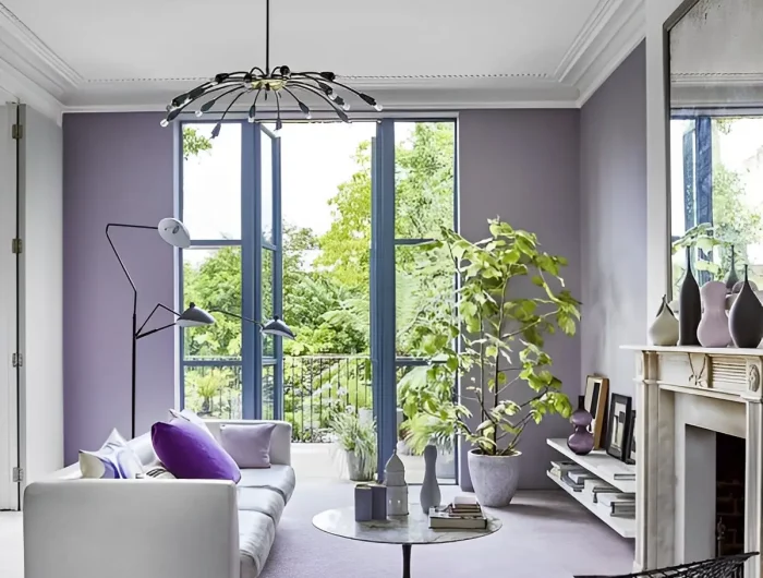 plafond blanc mur peinture violet lampadaire salon canape blanc