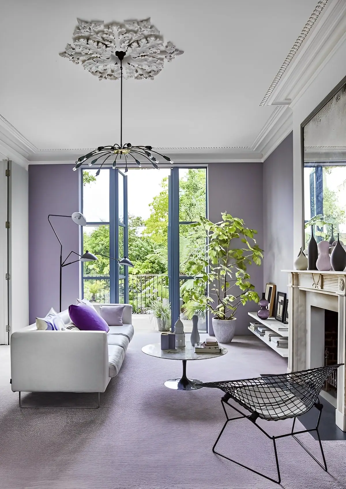 plafond blanc mur peinture violet lampadaire salon canape blanc