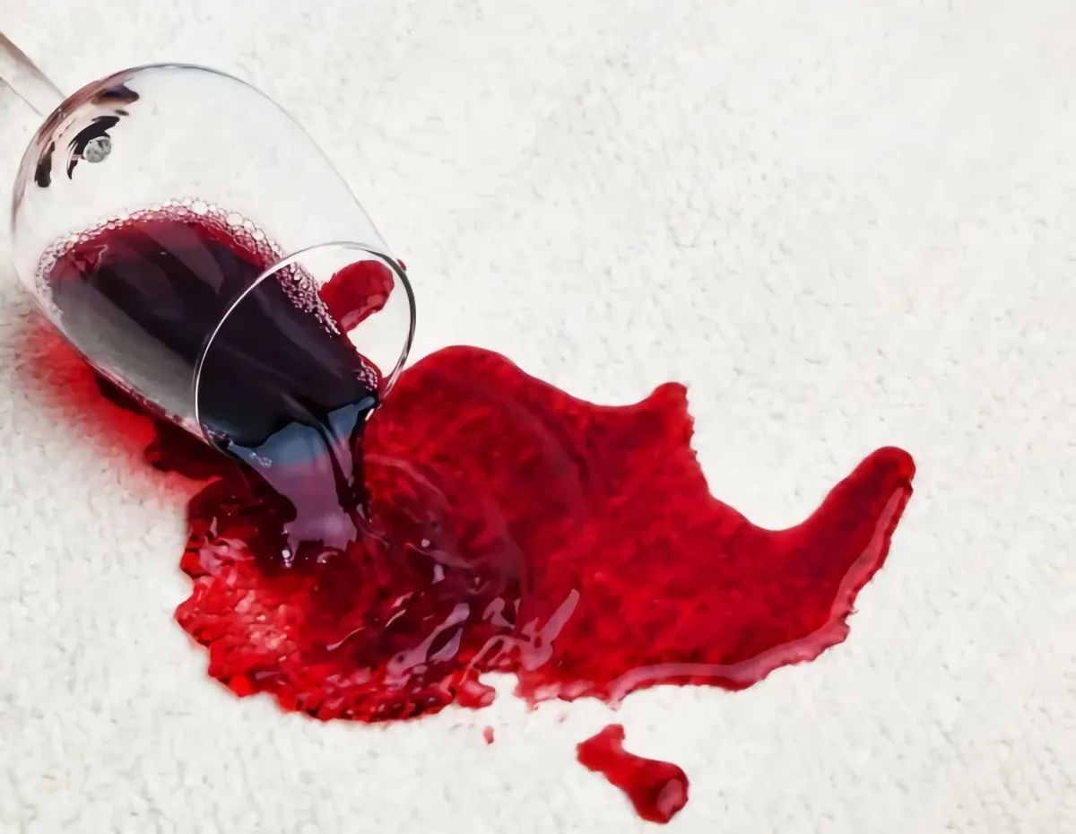 pour ne pas mettre de nappe sur une table bocal de vin rouge renverse durnappe