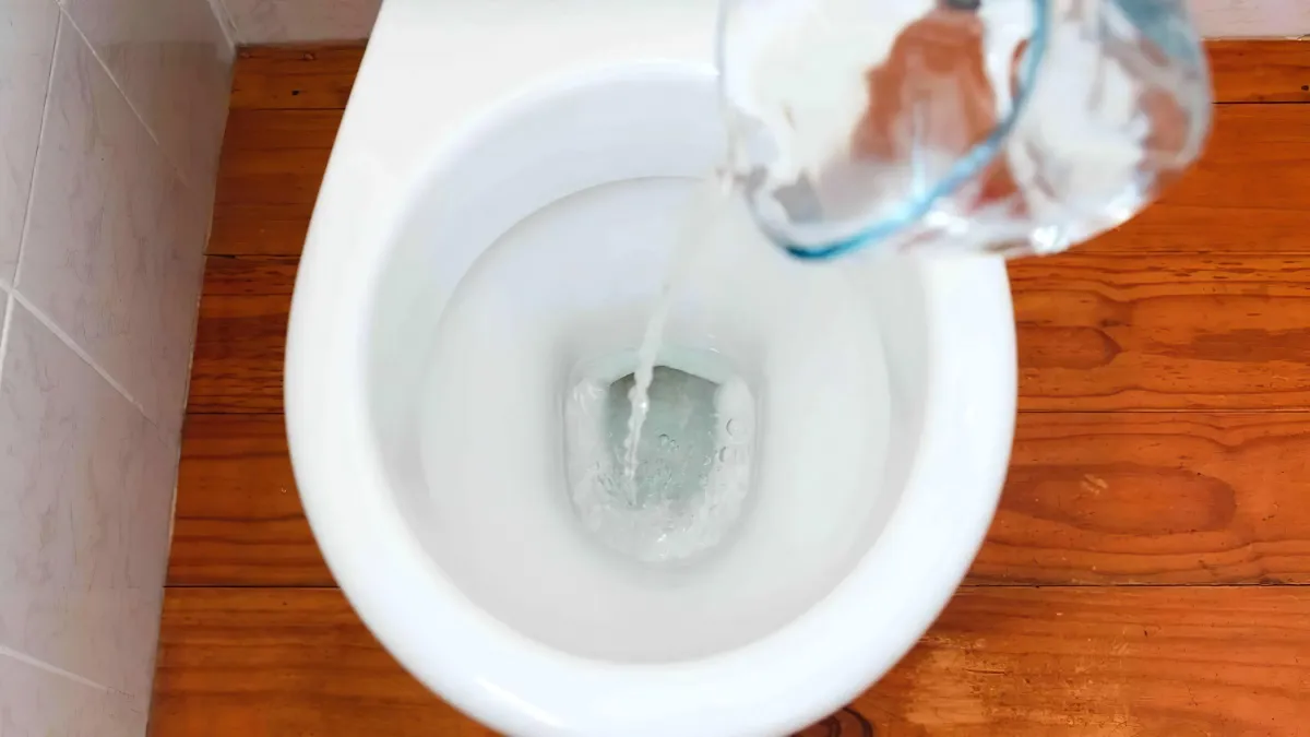 pourquoi ne pas verser de l eau bouillante dans les toilettes