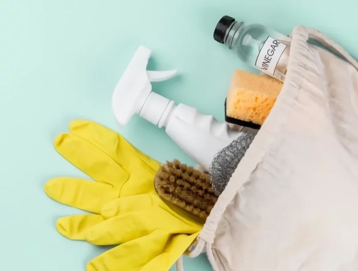 produit nettoyant cuisine vinaigre gants en caoutchouc jaune bouteuille spray