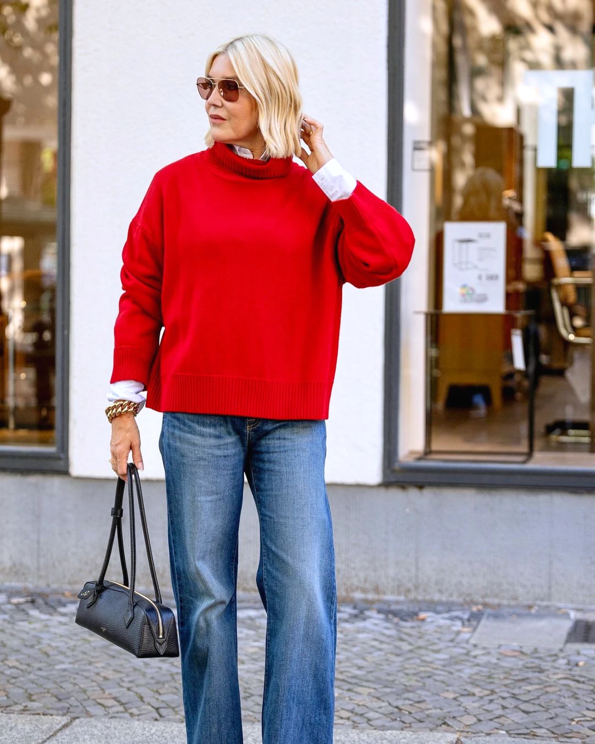 pull rouge avec un jean tenue moderne femme 60 ans blonde