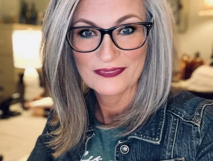 quelle coiffure pour rajeunir une femme de 60 ans cheveux gris aux lunettes