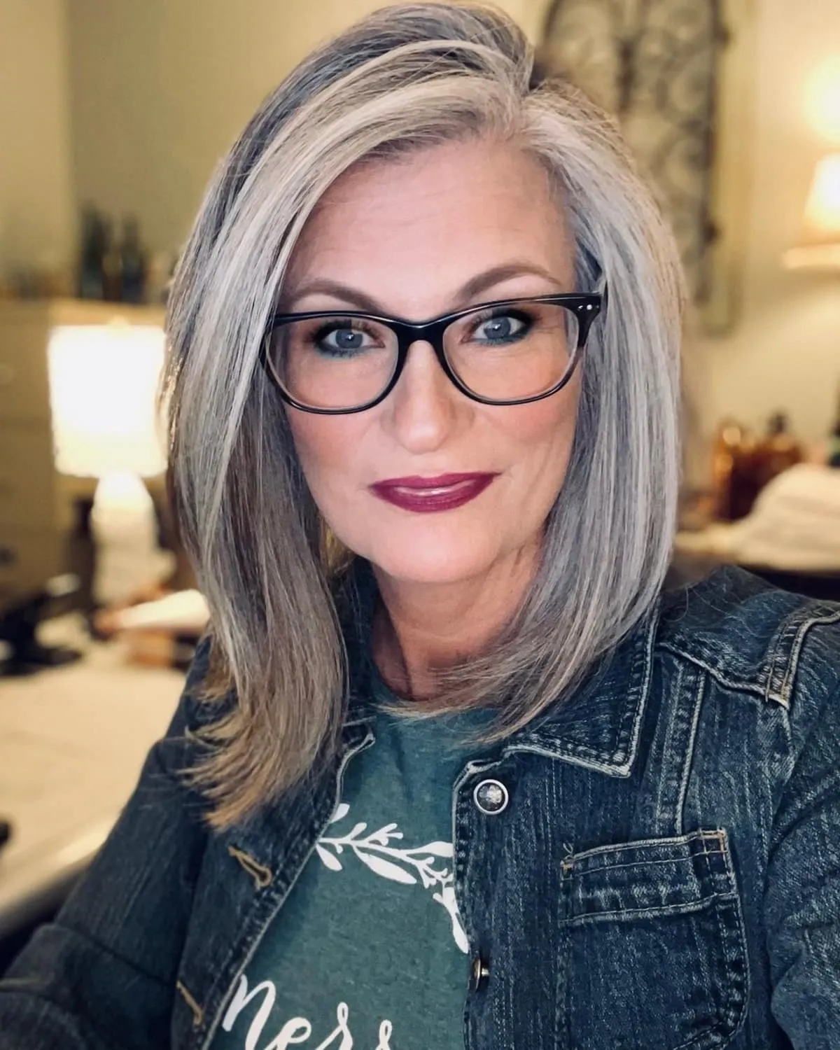 quelle coiffure pour rajeunir une femme de 60 ans cheveux gris aux lunettes