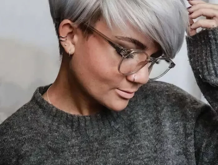 quelle coupe pour rajeunir un visage femme en gris cheveux gris aux lunettes
