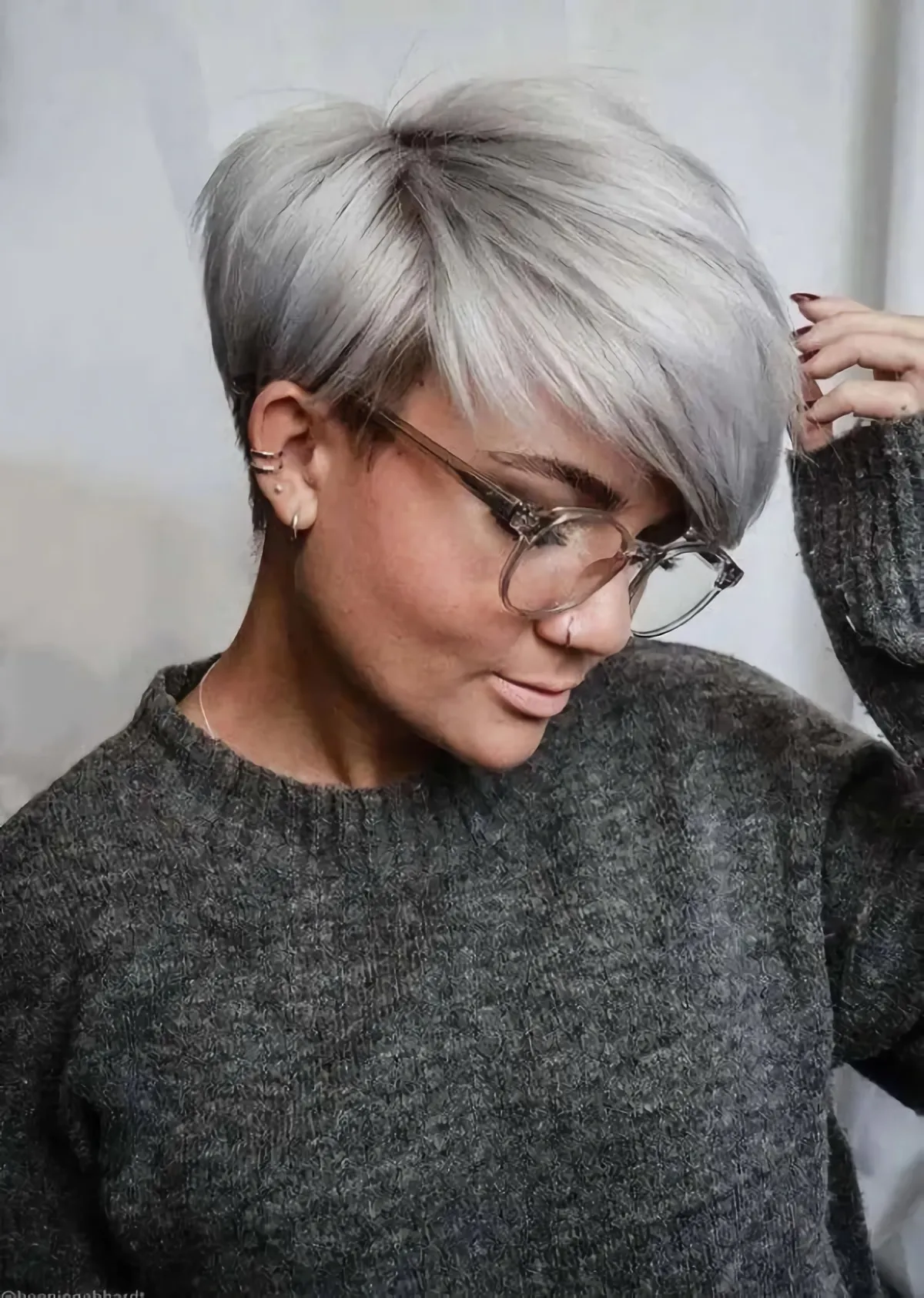 quelle coupe pour rajeunir un visage femme en gris cheveux gris aux lunettes