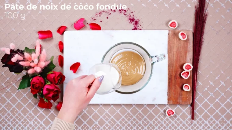 recette sain valentin ajouter la pate creme de coco ppour faire des barres de chocolat vegan.png