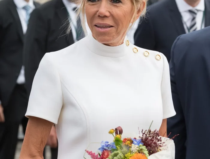 robe blanche avec manche de brigitte marcon tenue femme 60 ans