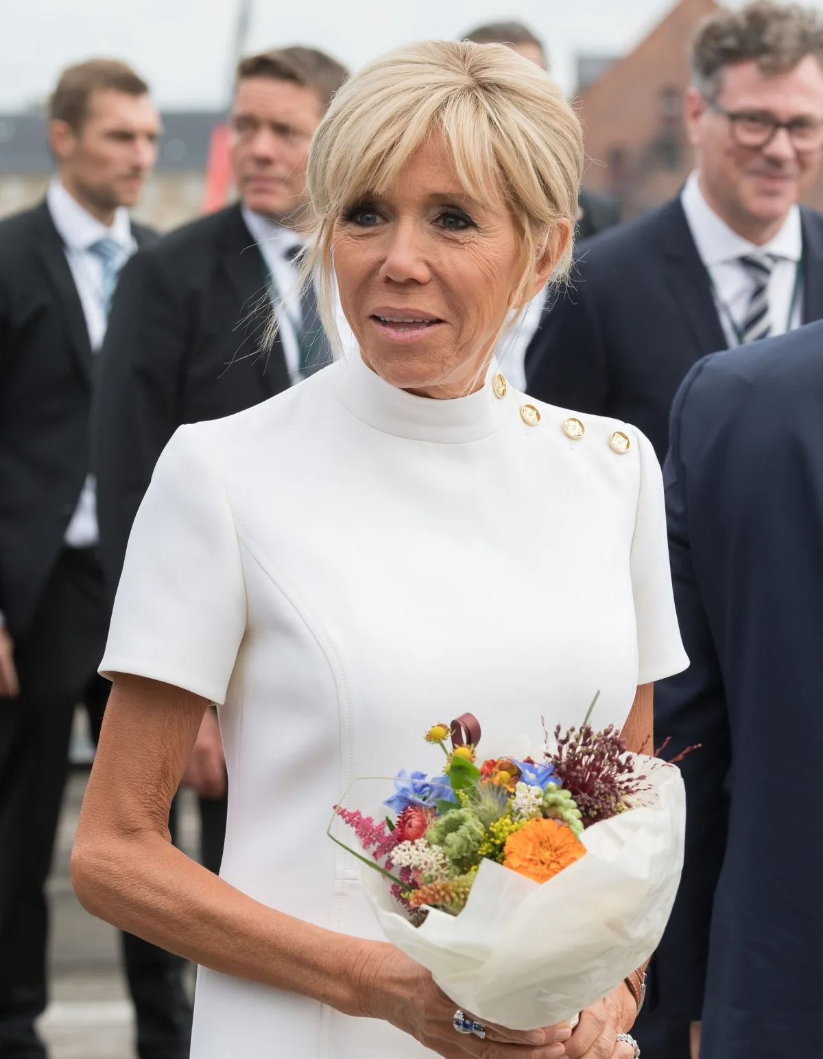 robe blanche avec manche de brigitte marcon tenue femme 60 ans