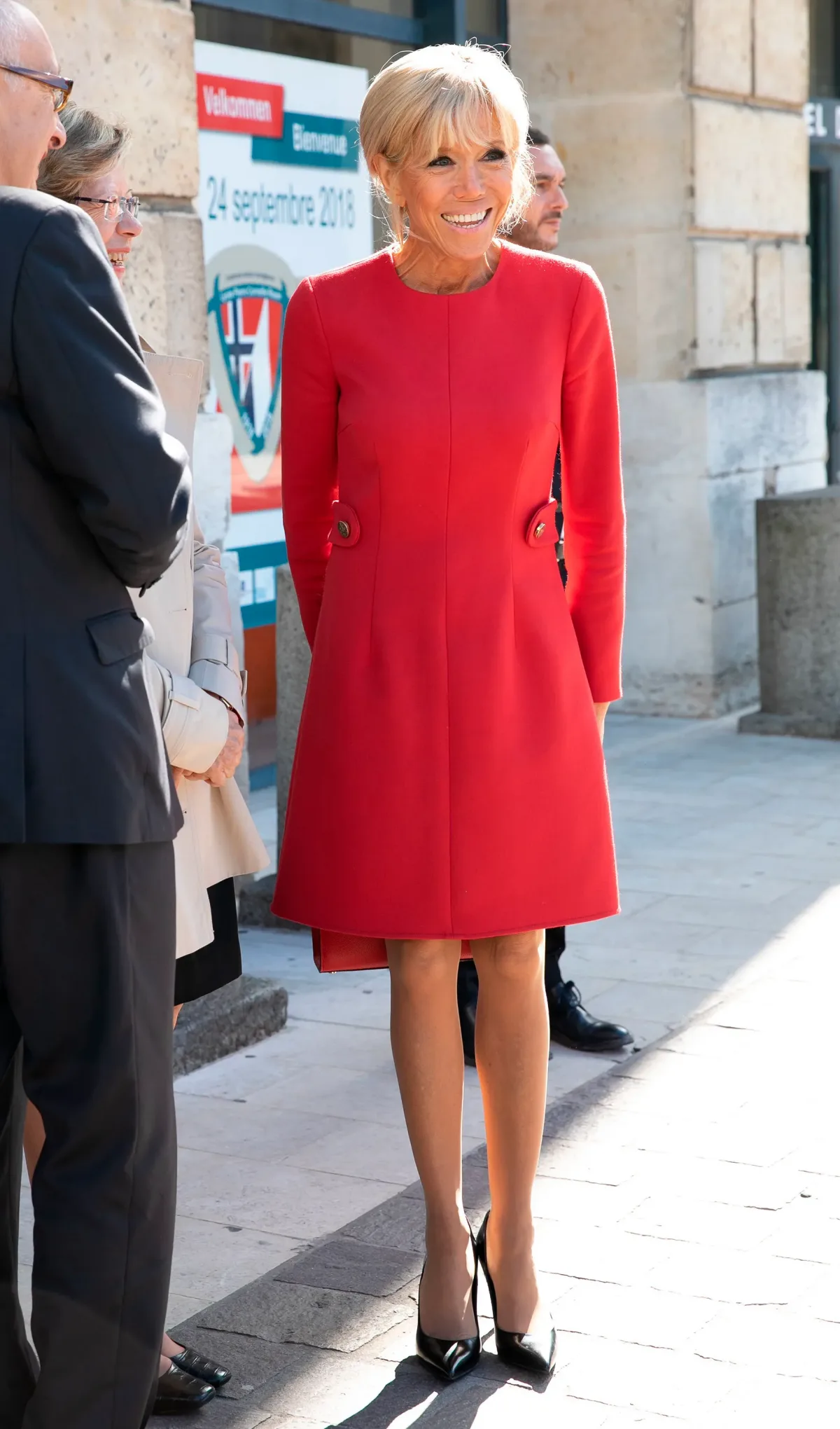 robe rouge femme 60 ans tenue chic femme en robe avec chaussures à talon noires