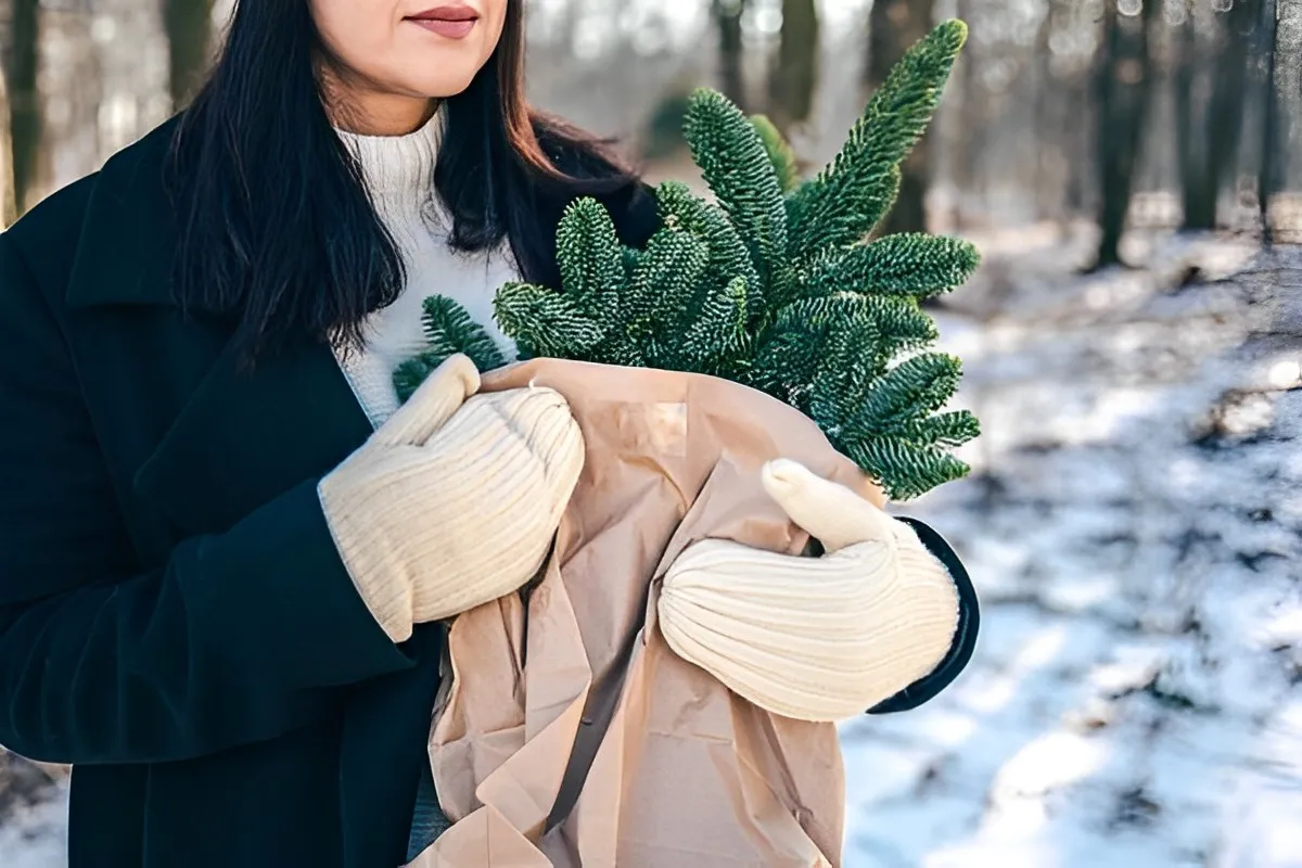 sac papier arbre noel recycler un sapin femme gants