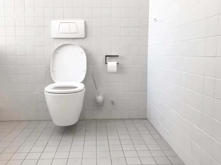 salle de bain tout en blanc comment l entretenir