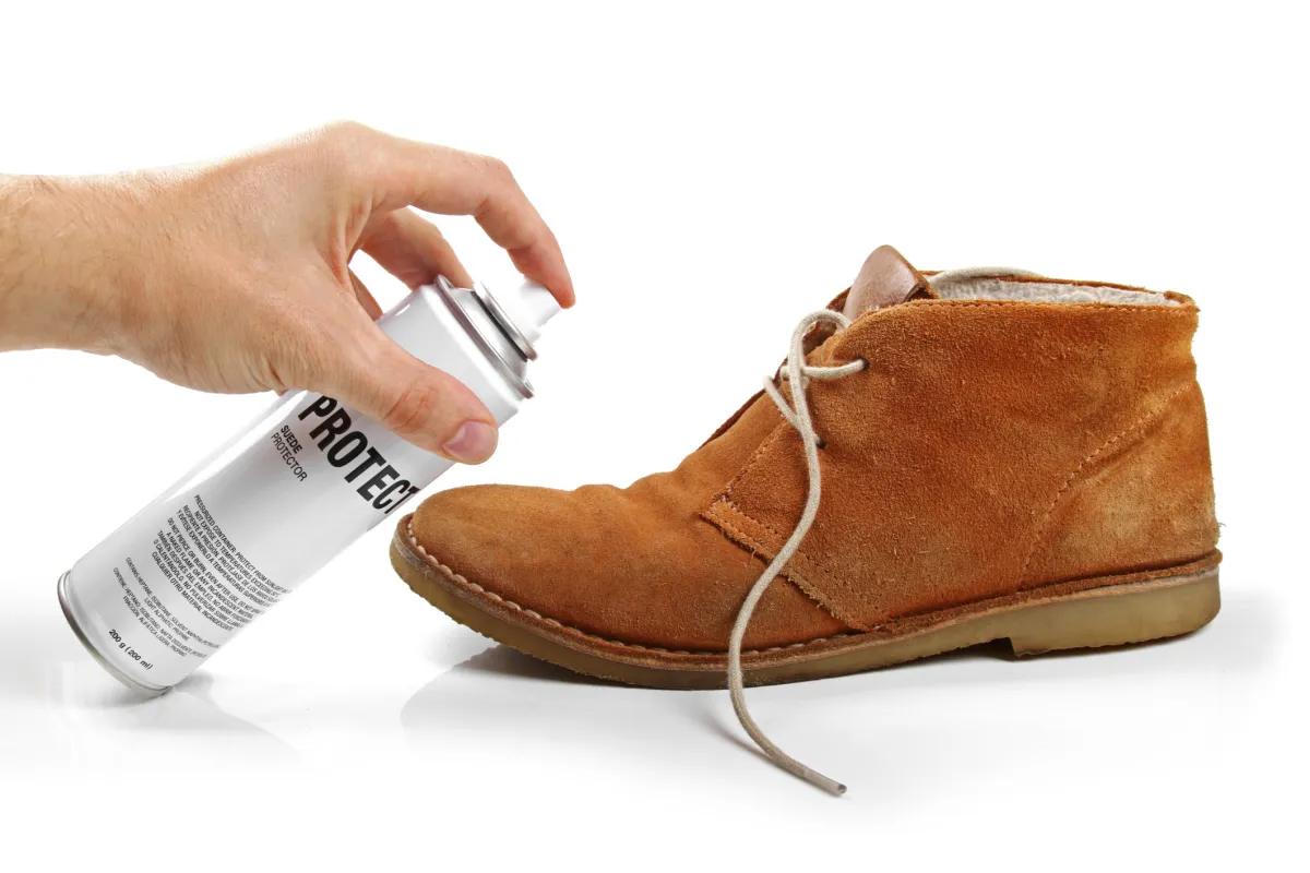 spray hydrofuge pour chaussures en daim