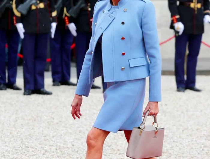 tenue femme chic robe et veste couleur bleue et chaussures et sac à main beige clair