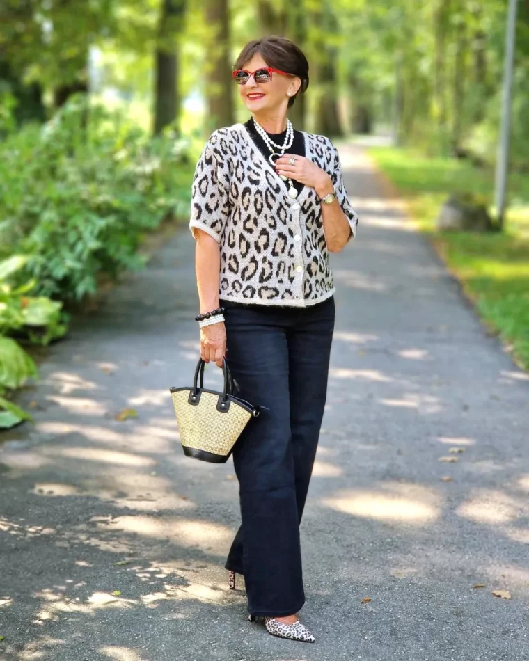 tenue tendance femme 60 ans gardigan leopard jean brut fonce