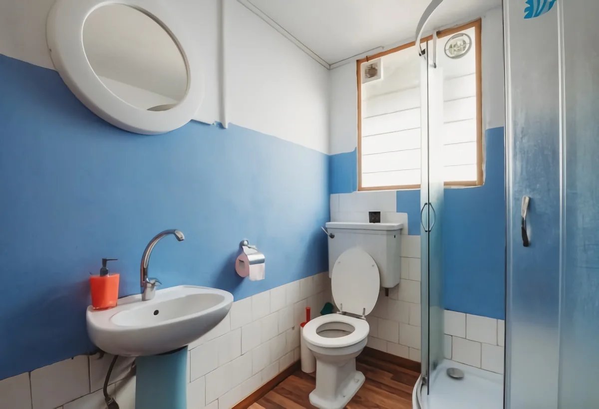 toilette blanc et bleu decoration petite salle de bain