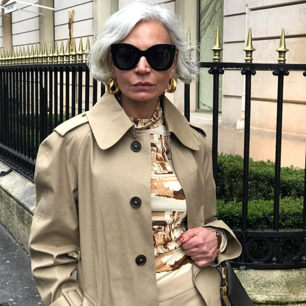 trench beige femme 60 ans lunettes noires