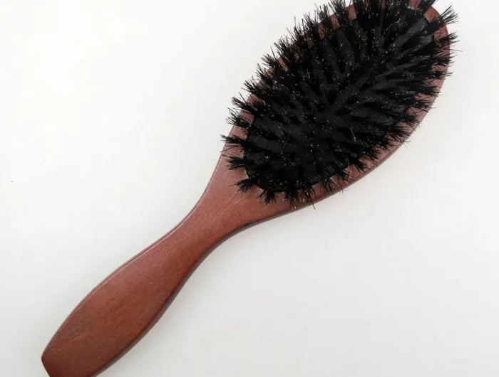 une brosse a cheveux en bois aux poils naturels