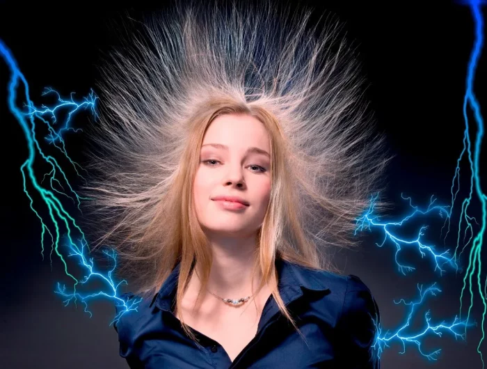 une femme a chemise bleue avec des cheveux electrique et des eclairs en fond