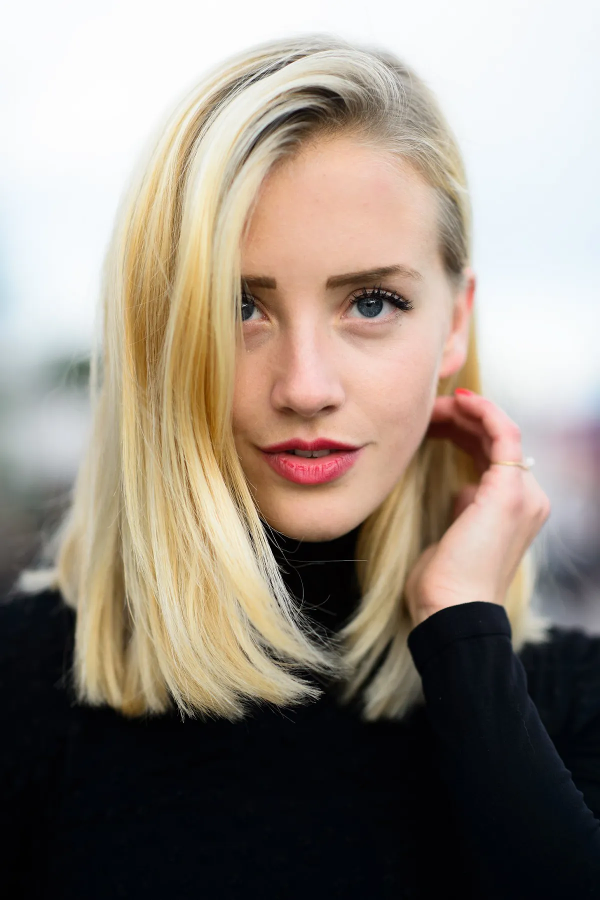 une femme blonde avec une coupe droite