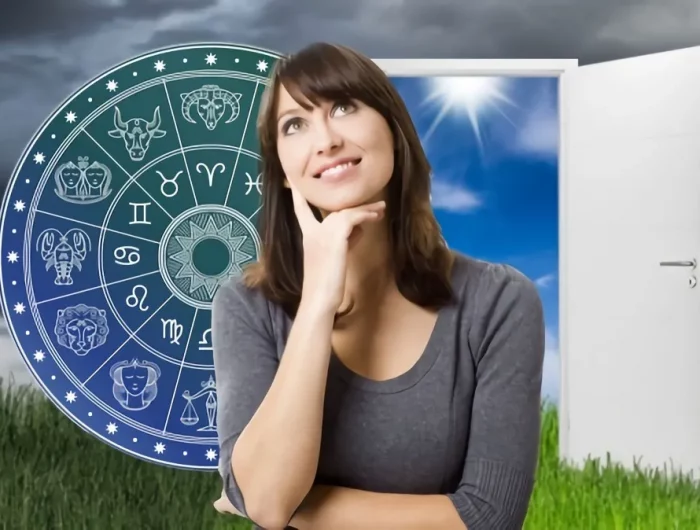 une femme en premier plan qui sourit a une opportunite sur fond une porte ouverte vers un ciel avec du soleil et le zodiaque sur une pelouse verte et ciel nuageux