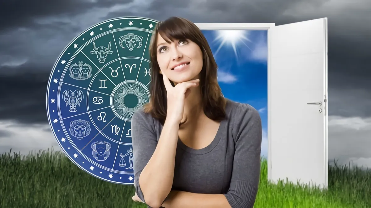 une femme en premier plan qui sourit a une opportunite sur fond une porte ouverte vers un ciel avec du soleil et le zodiaque sur une pelouse verte et ciel nuageux