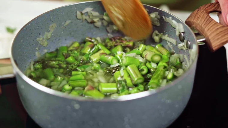 verser du bouillon de legumes dans une poele avec des asperges