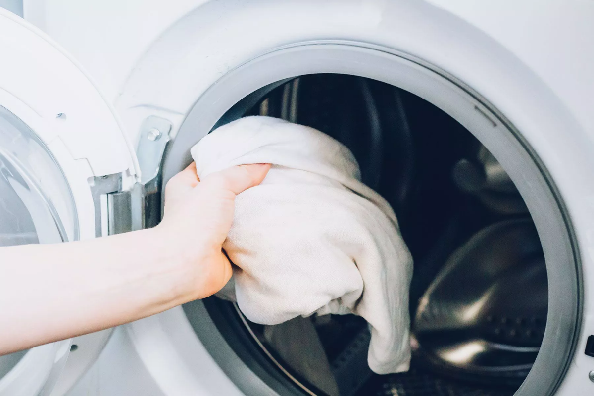 vetement blanc dans une machine a laver