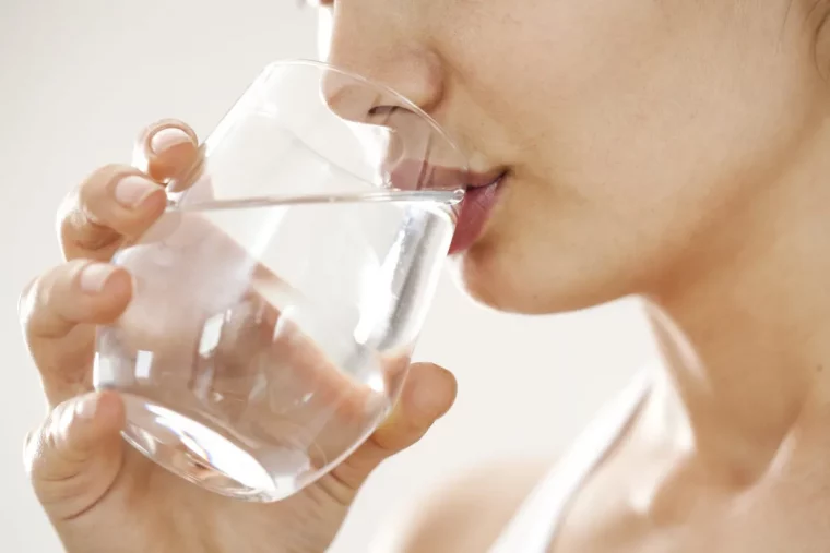 zoom sur une femme qui boit un verre d eau