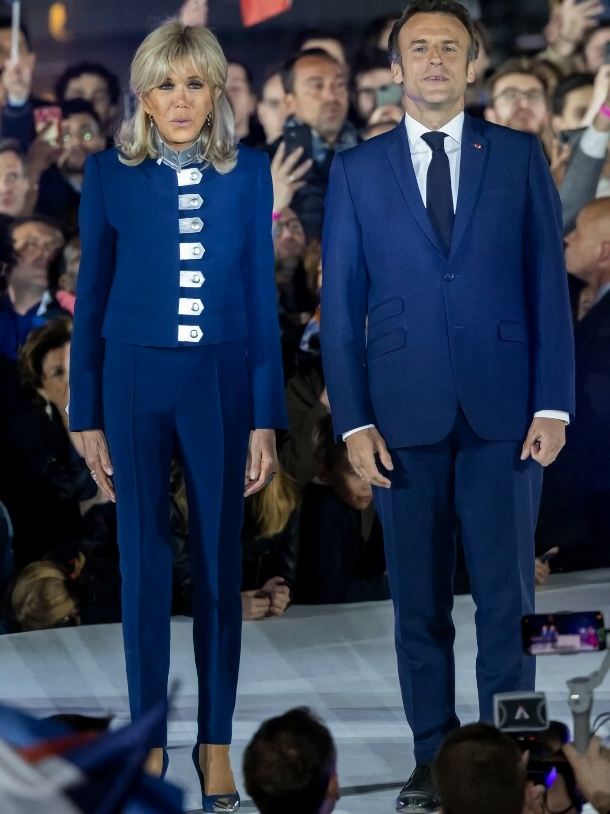 brigitte macron a cote de son mari le jour de sa deuxieme investiture de president habillees en bleu nuit