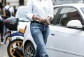 Comment porter le jeans à 50 ans comme Emmanuelle Alt ? La confiance en soi est le secret du style !