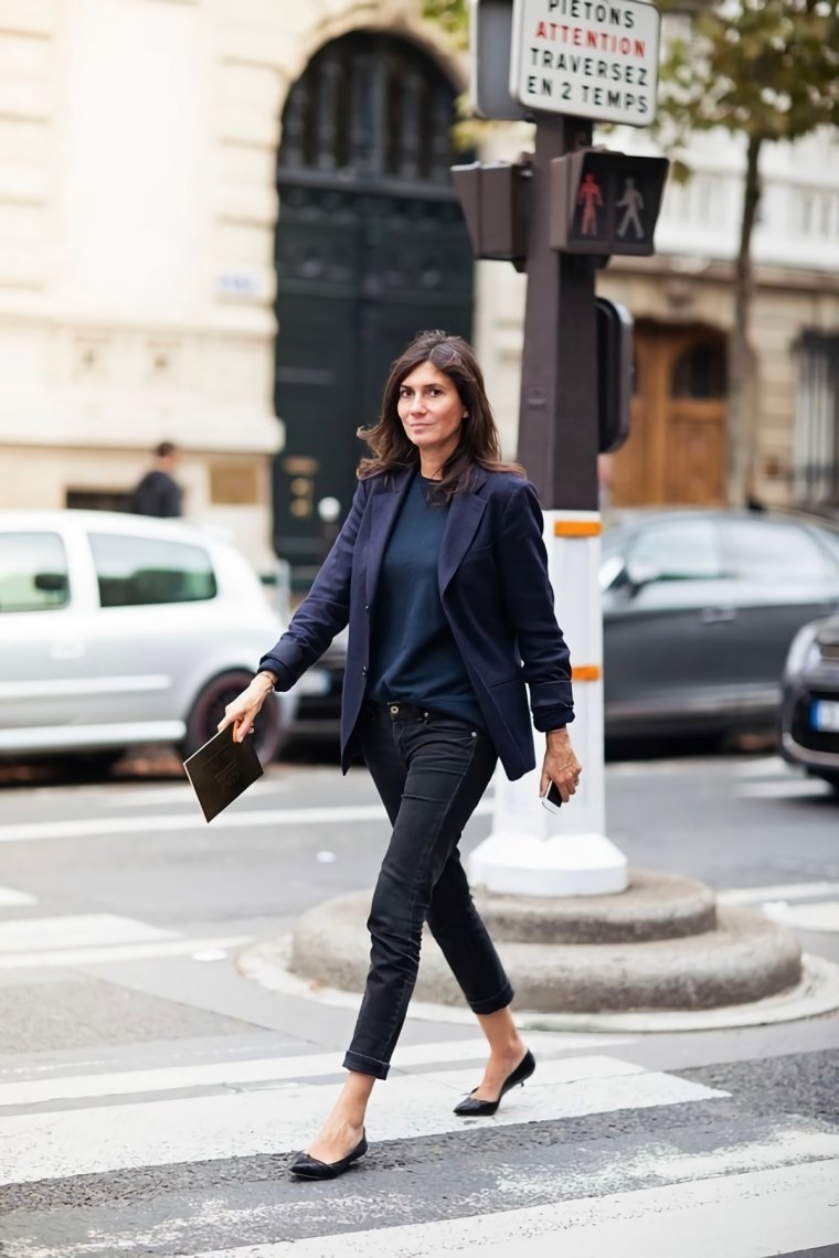 emmanuelle alt en jeans noir pull et veste bleue fonce