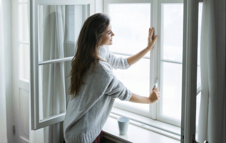 quel est le meilleur moment pour aérer une maison femme ouvre unefenetre