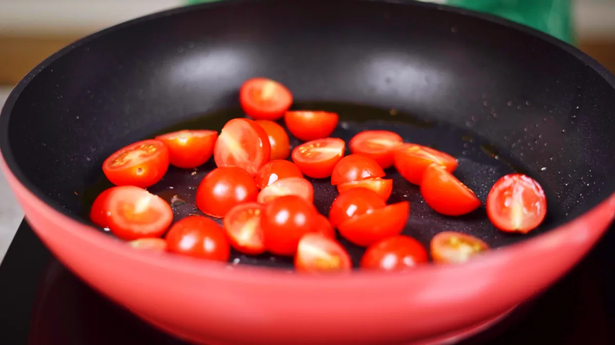 ajouter des tomates cerises dans la poele