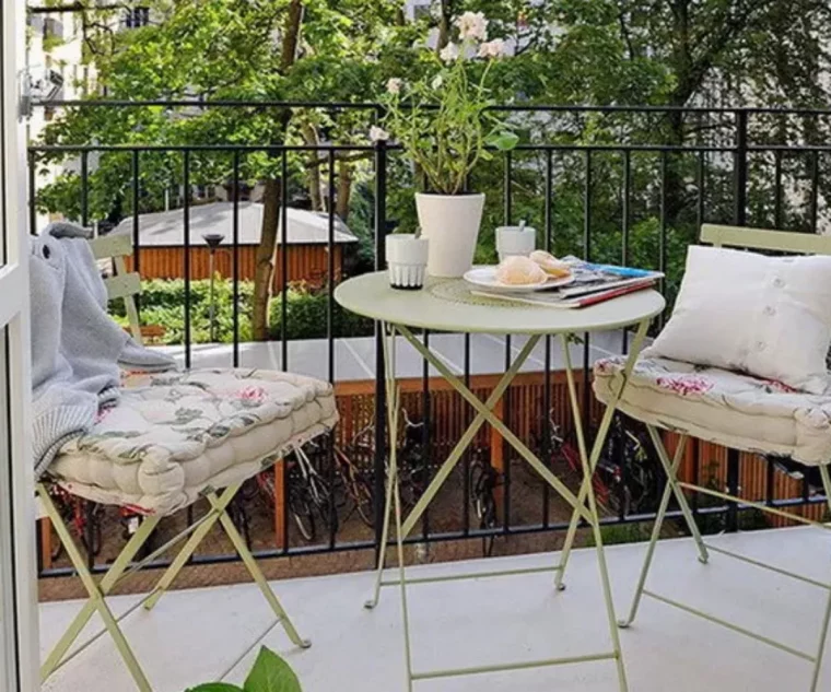 amenager balcon haussmannien 2chaises et table